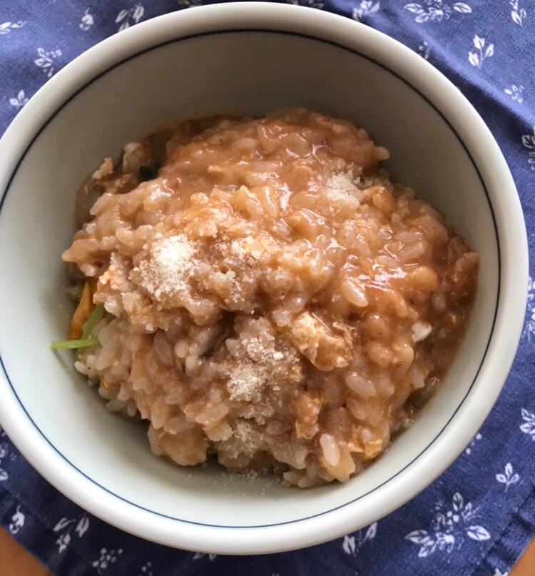 豆苗と卵のピリ辛チーズ雑炊