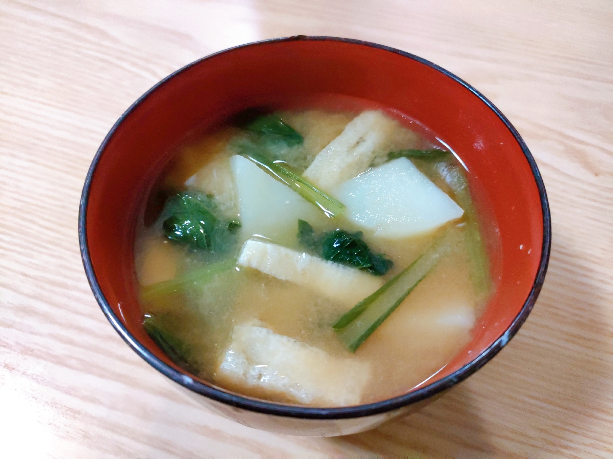 じゃがいもと小松菜と油揚げの味噌汁