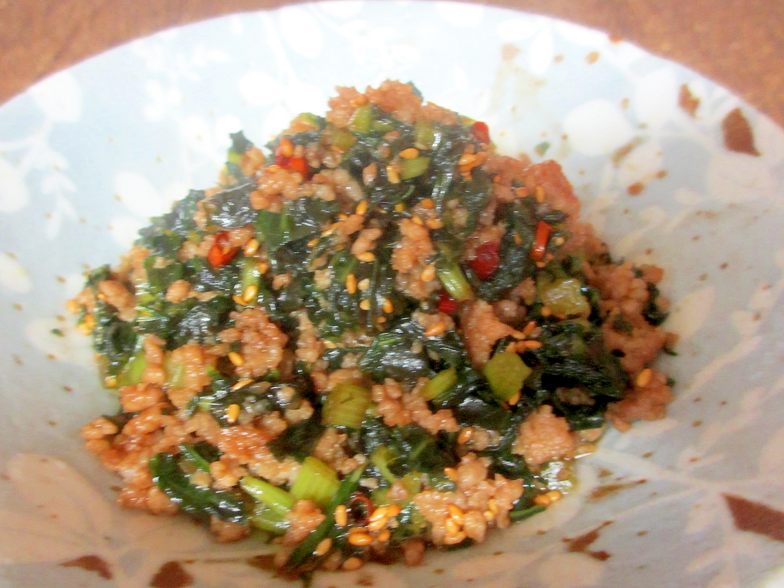 白い器に盛り付けられたふきの葉とひき肉のピリ辛佃煮