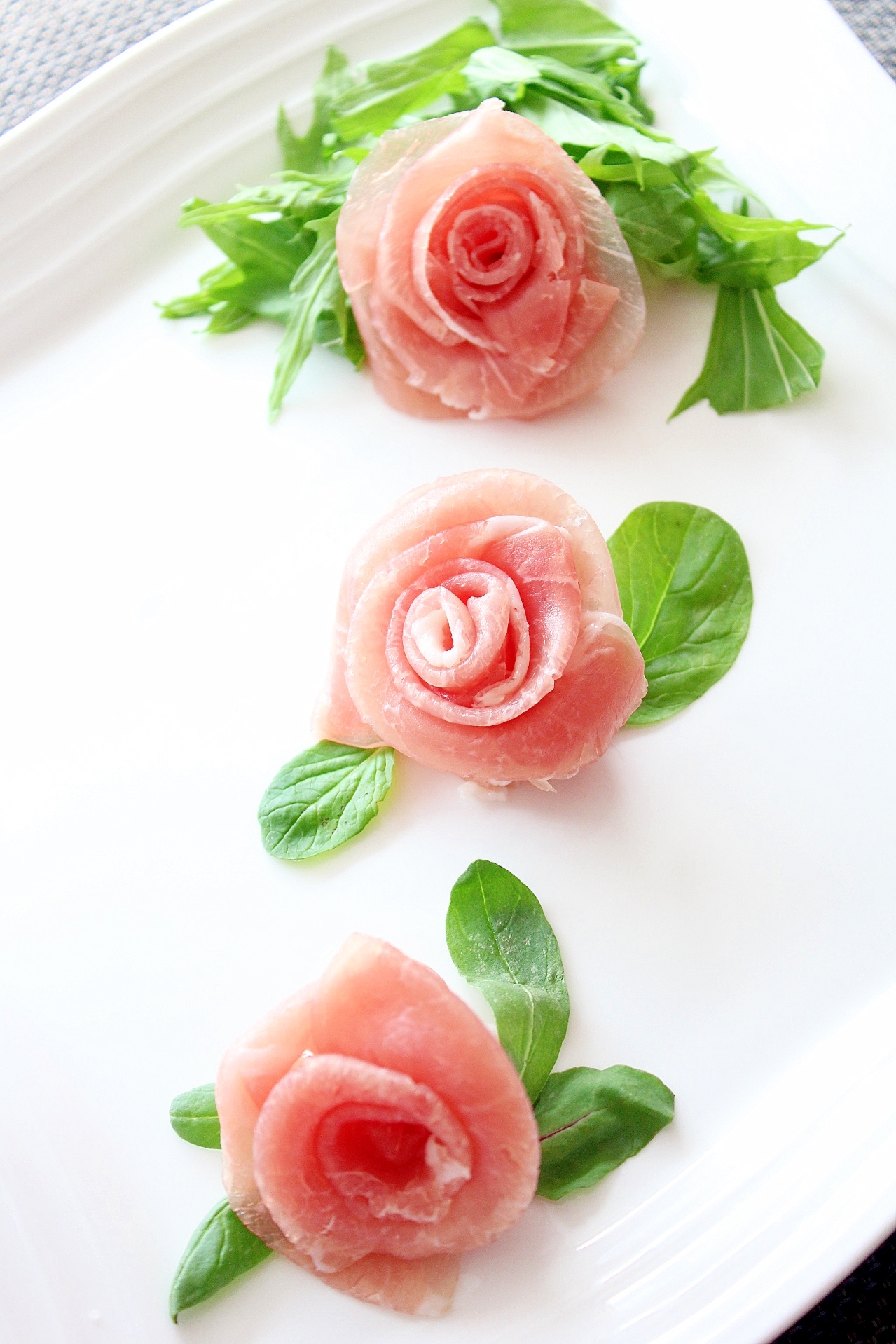 生ハムの薔薇の花の飾り切り☆お祝いおもてなしに♪