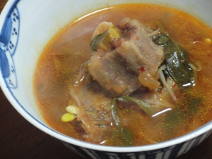 器に盛られたユッケジャン風テールスープ