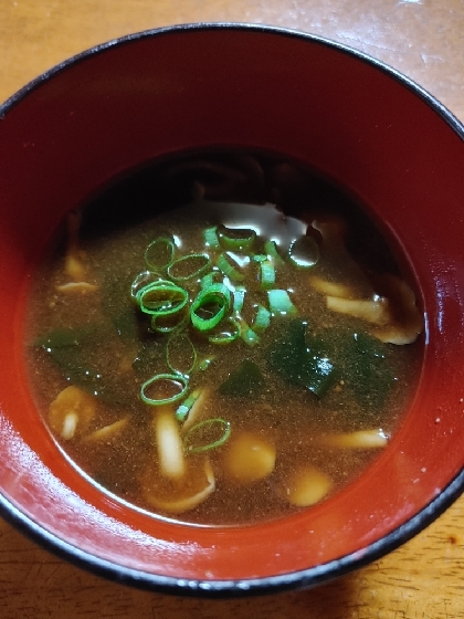 なめこのお味噌汁は赤だしが合いますね！ ワカメとの相性も抜群でとても美味しかったです(*^^*) ご馳走さまでした♪