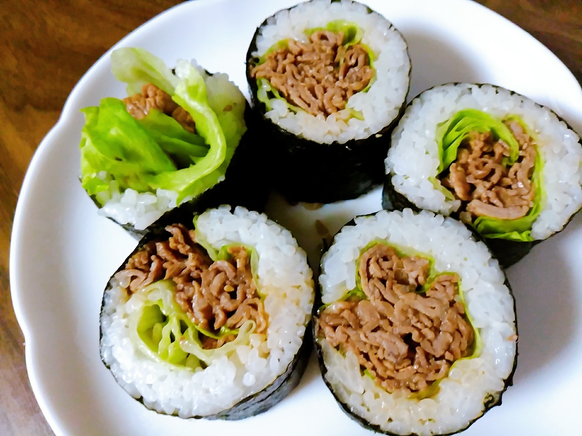 焼肉とレタスの巻きずし