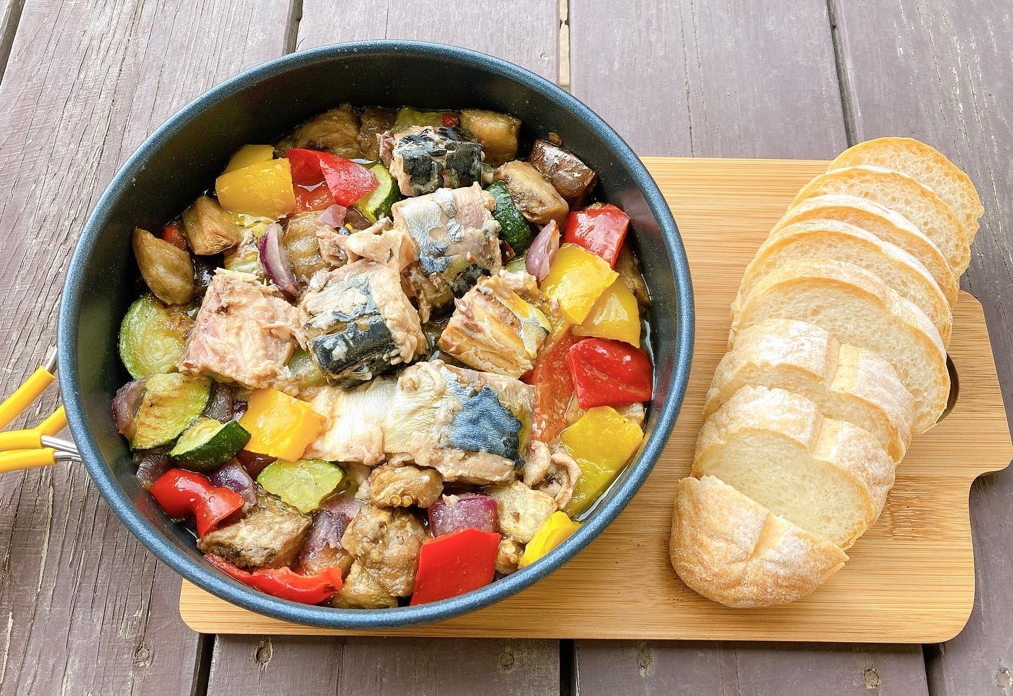 キャンプ飯に!グリル野菜とサバのアヒージョ