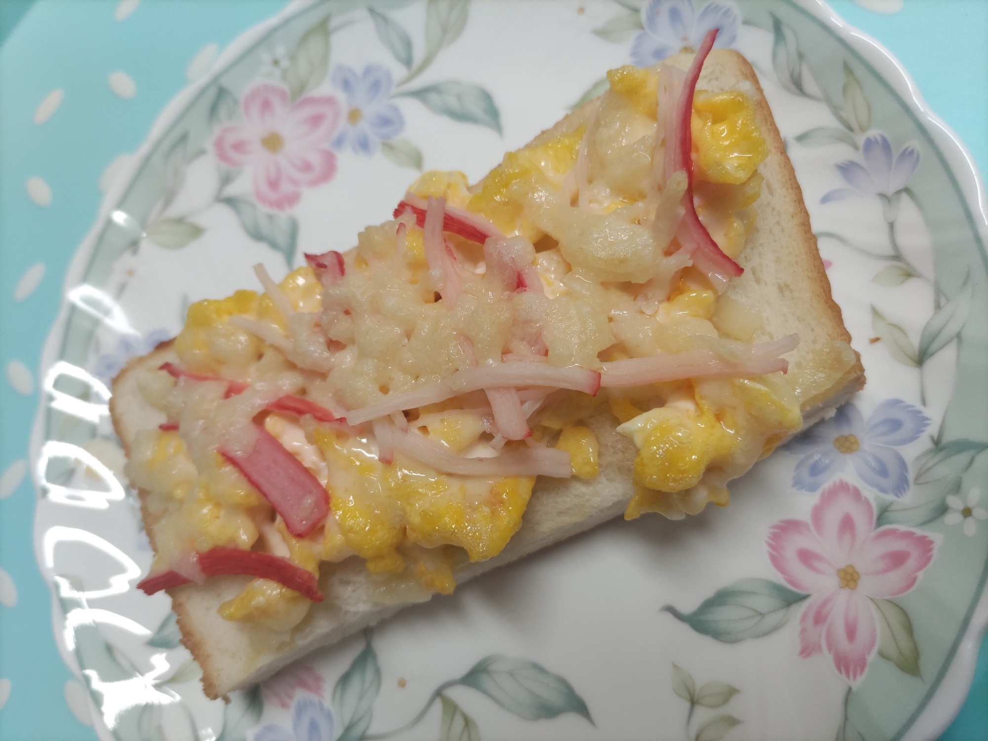 炒り卵マヨとカニカマのチーズトースト