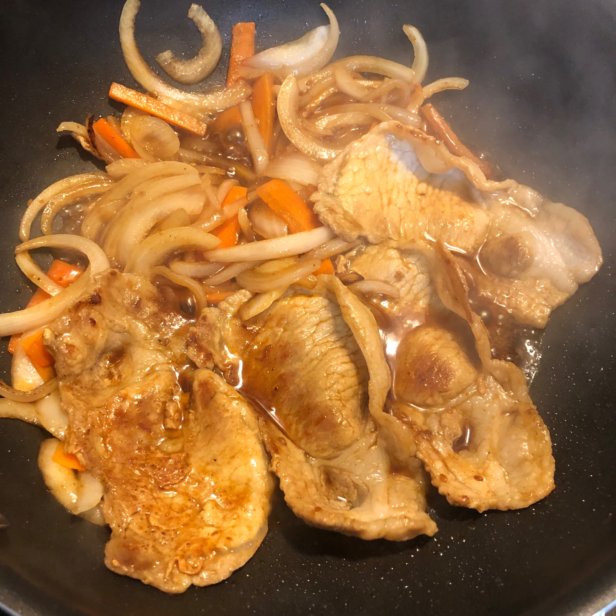 豚ロース肉と玉ねぎと人参炒め【簡単晩ご飯】