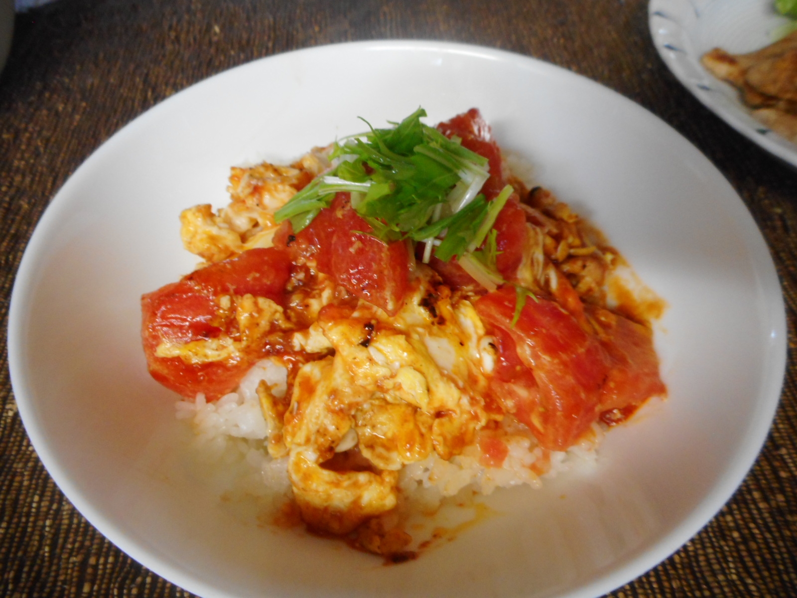 トマトと卵のチリソース丼