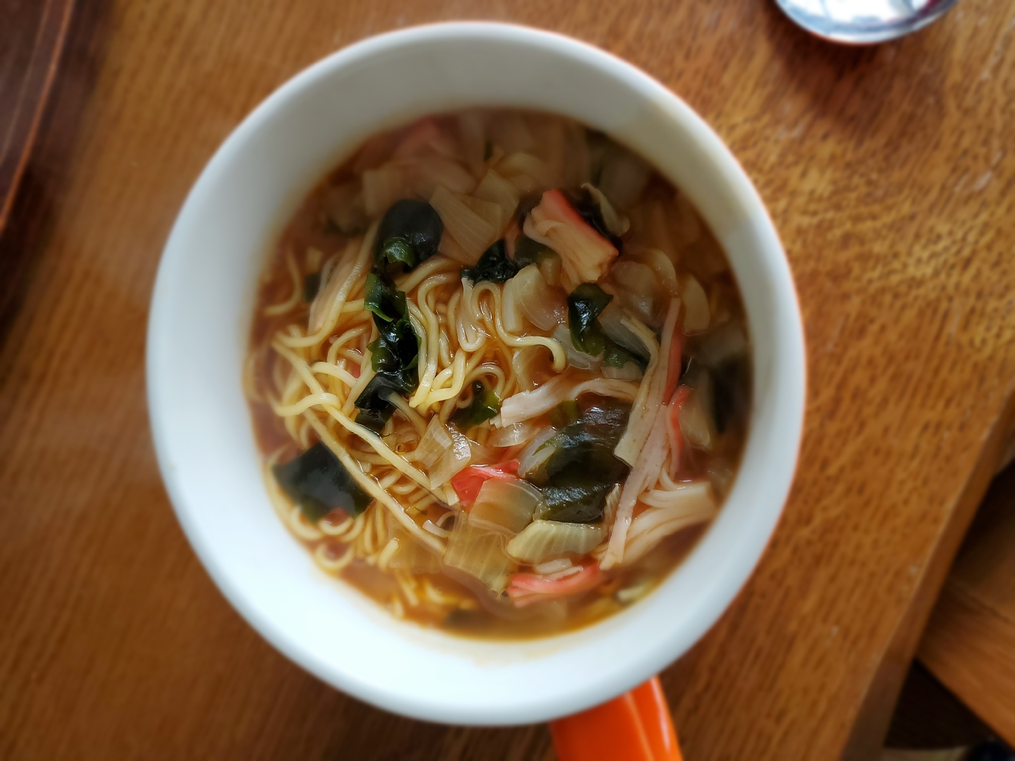 玉ねぎとワカメとカニカマの酸辣湯ラーメン