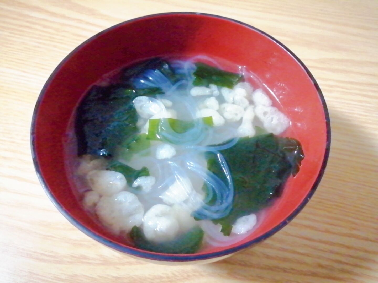 包丁不要で簡単☆春雨とわかめと揚げ玉の中華スープ