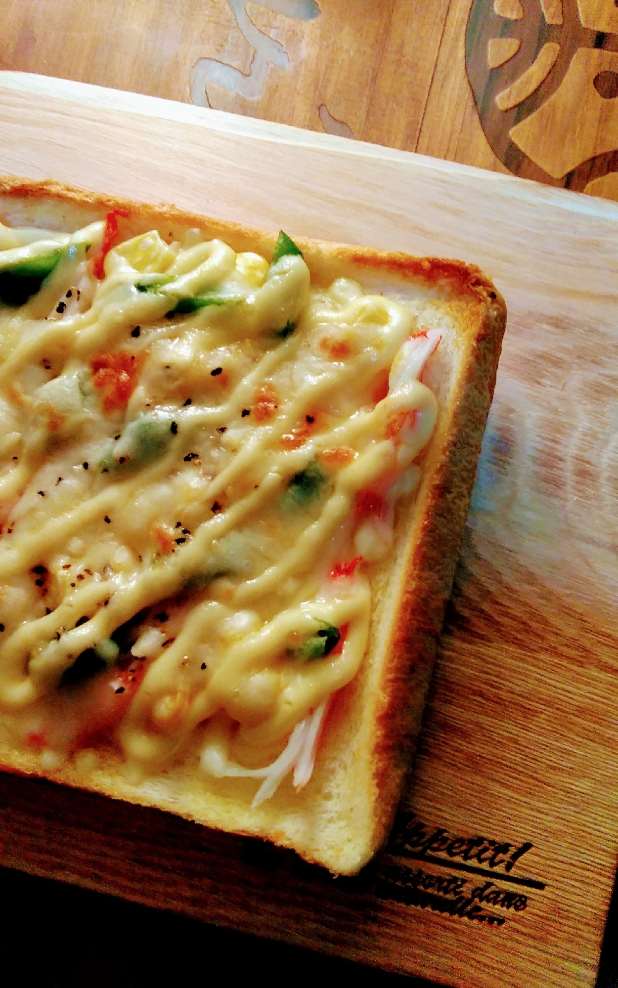蟹かまとスナップえんどうのチーズトースト
