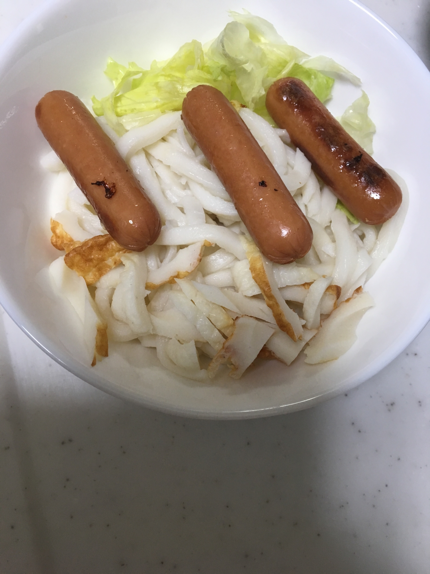 皮なしウインナーとレタスと竹輪の冷やしうどん☆