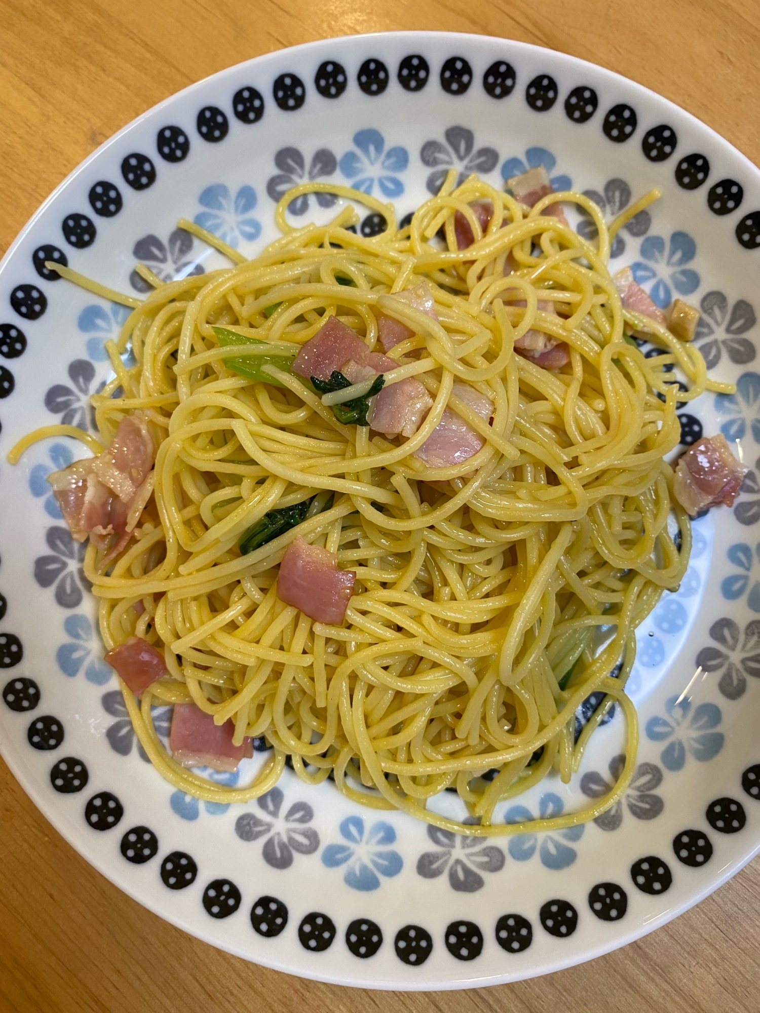 牡蠣オイル漬けの油使用☆小松菜とベーコンのパスタ