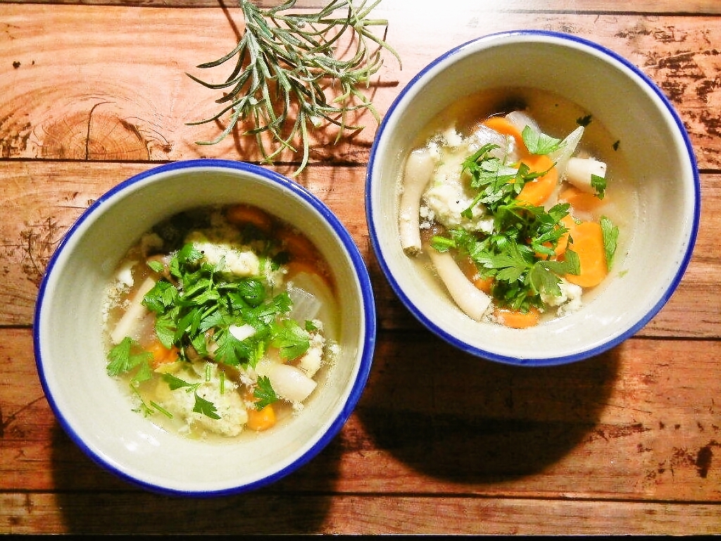 鶏肉団子のたっぷり野菜の香草スープ
