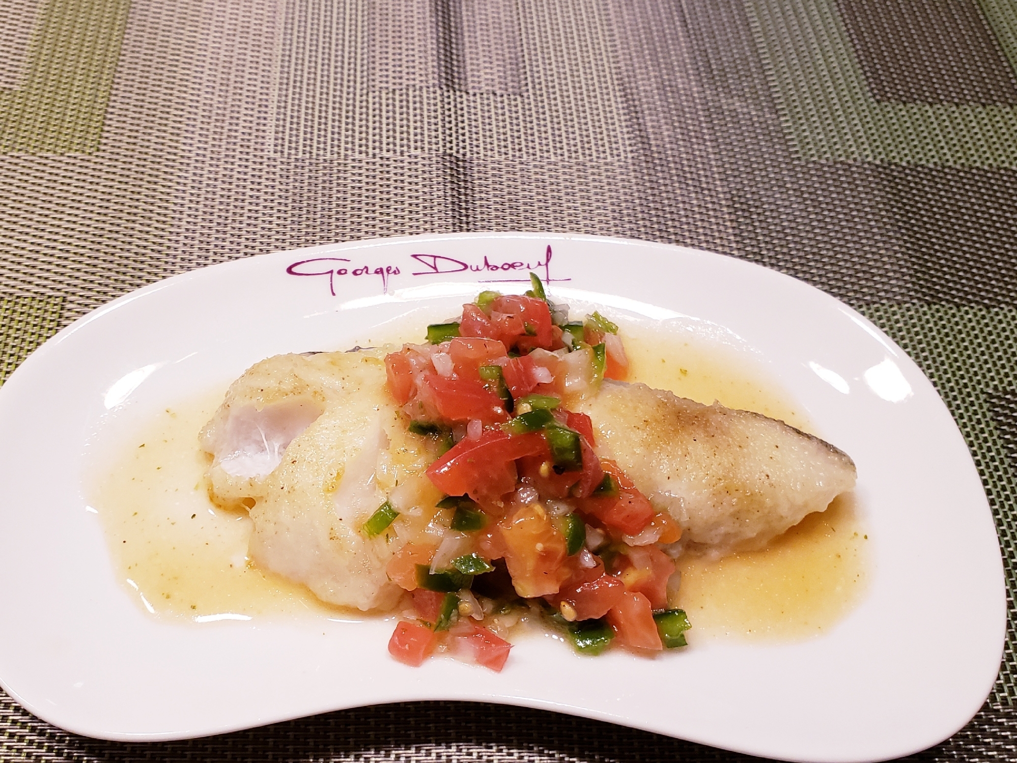 皿に盛られた、たらのムニエルサルサソースかけ