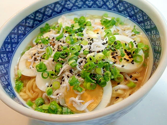 ゆで卵・しらす・葱・黒ごまの豚骨ラーメン