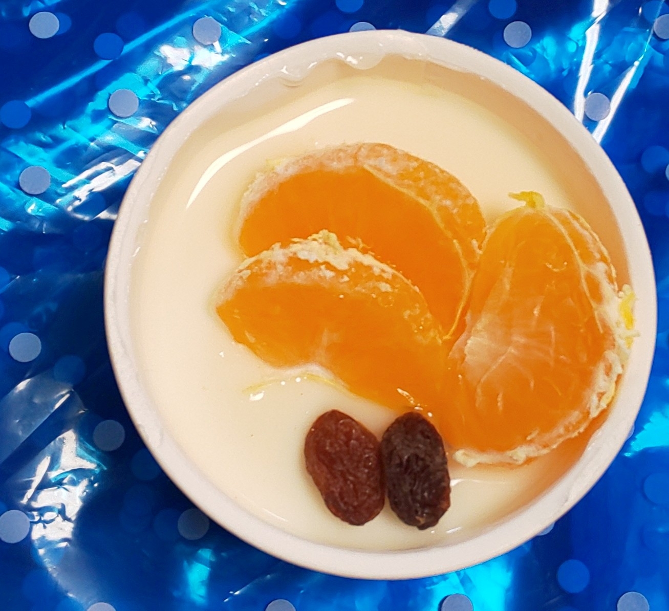 ヨーグルトにみかんとレーズンを♪