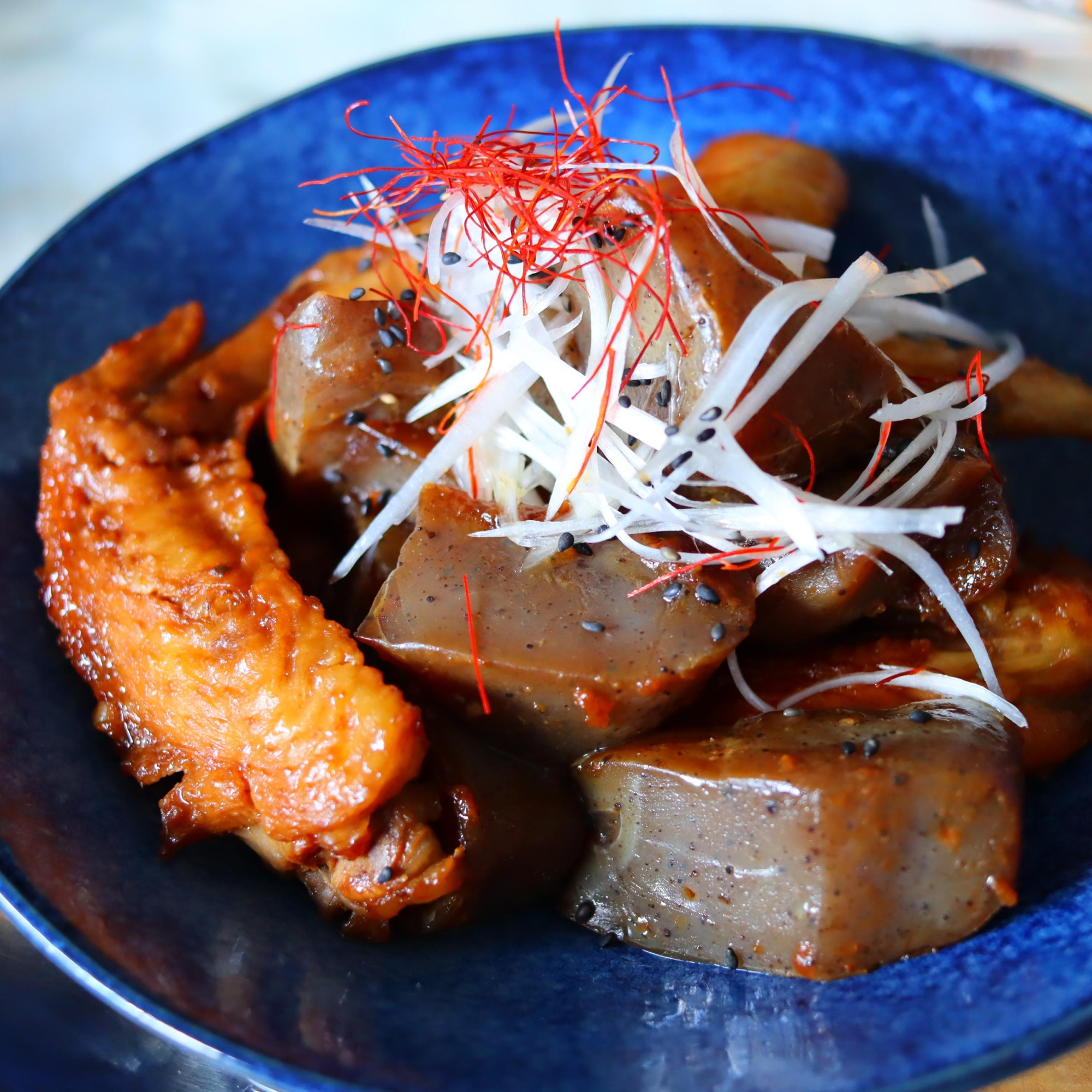 鶏手羽と蒟蒻の赤味噌煮