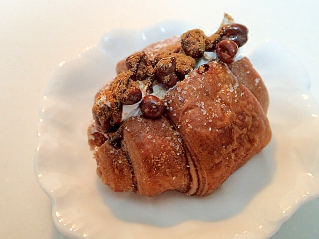 ホイップと麦チョコのシナモン香るチョコクロワッサン