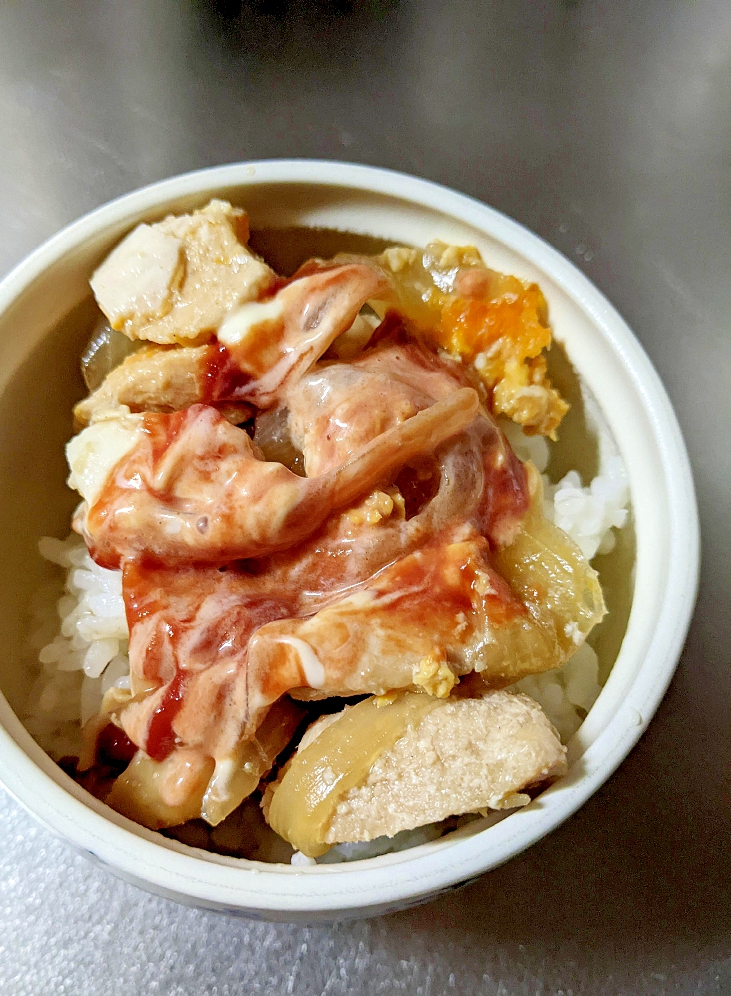 とりたまオーロラソースがけ丼