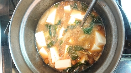 豆腐となめこほうれん草の味噌汁