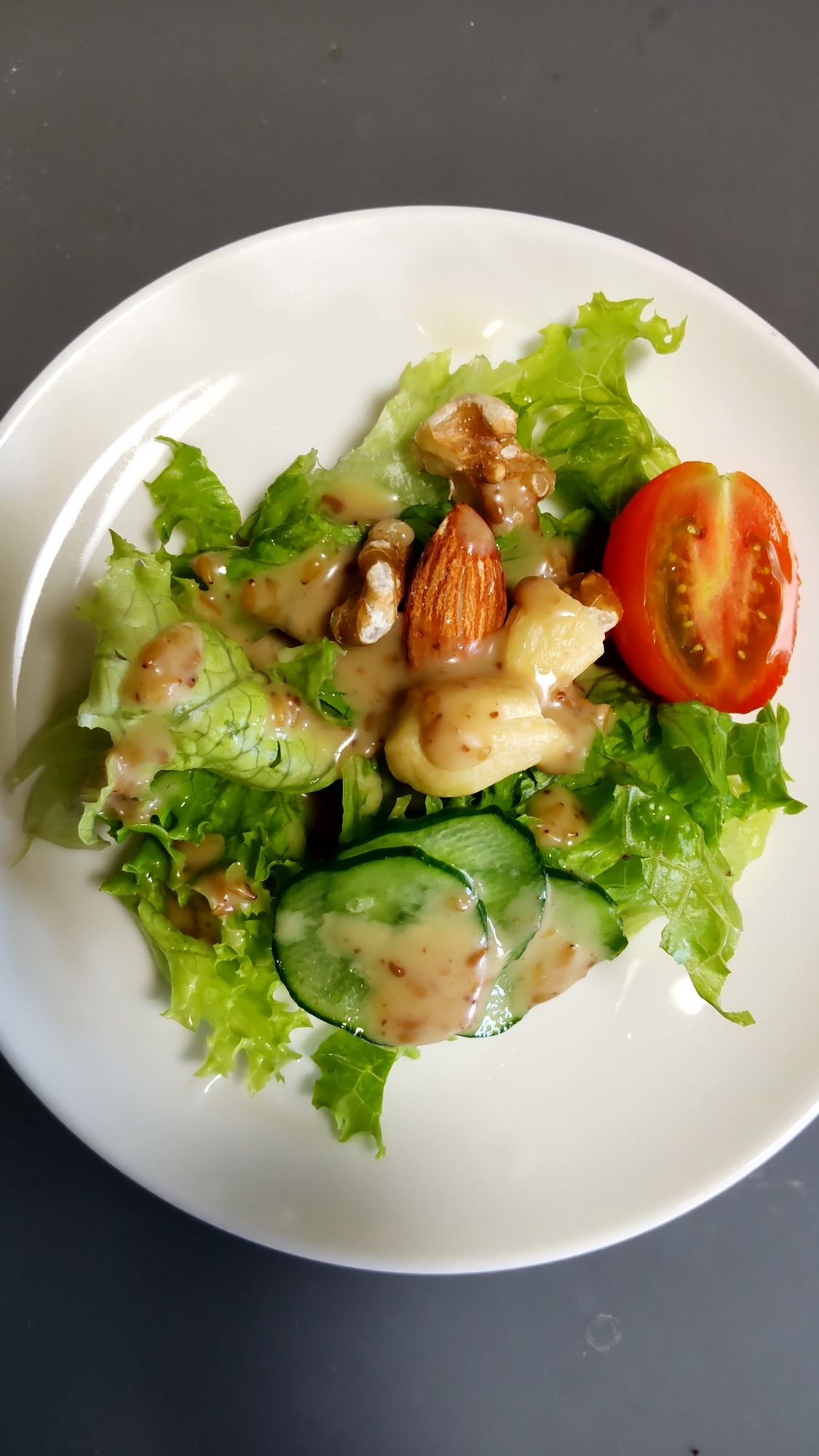 レタスとトマトとナッツのサラダ