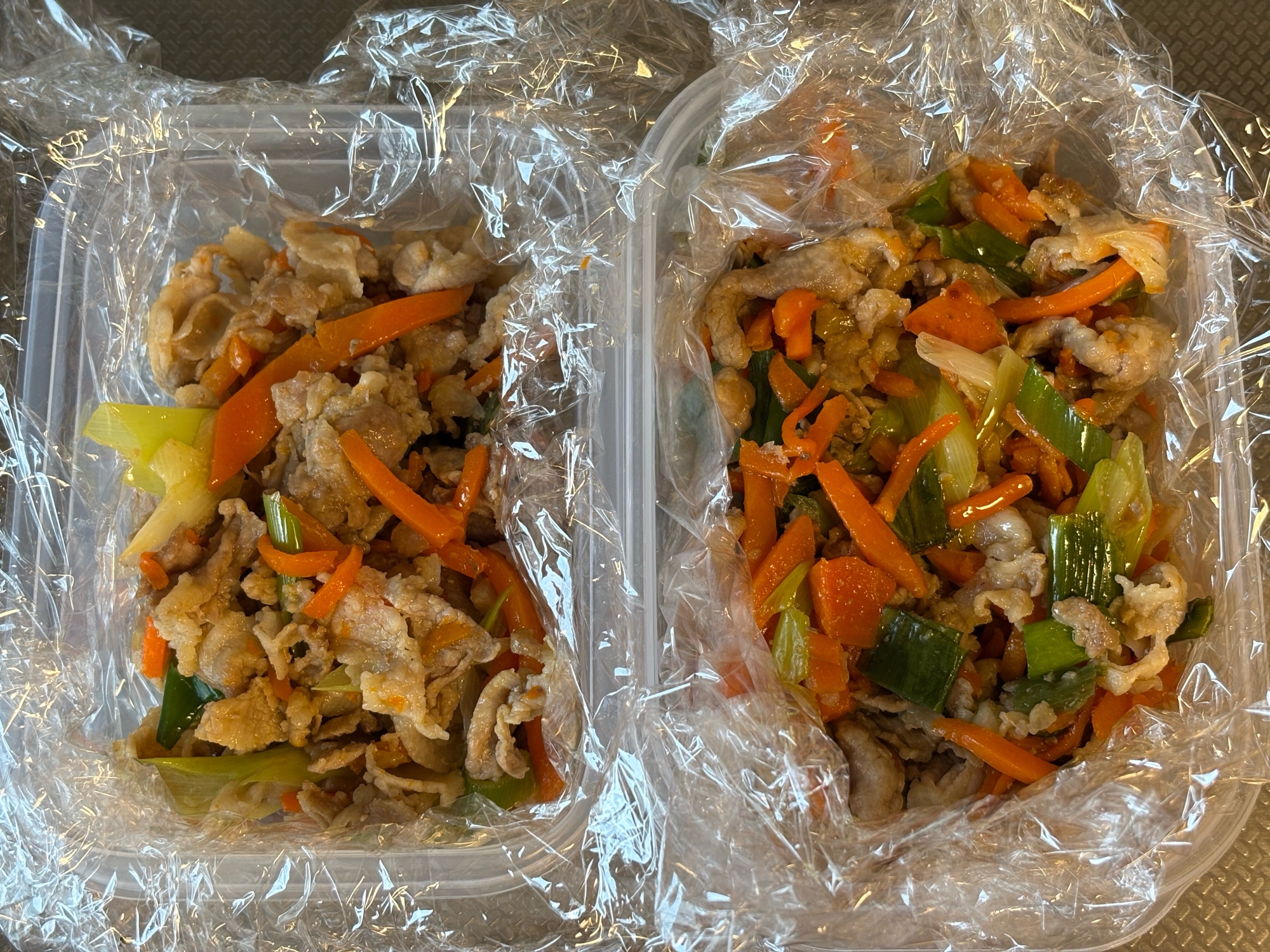 作り置き～豚小間肉とネギとにんじんの野菜炒め～