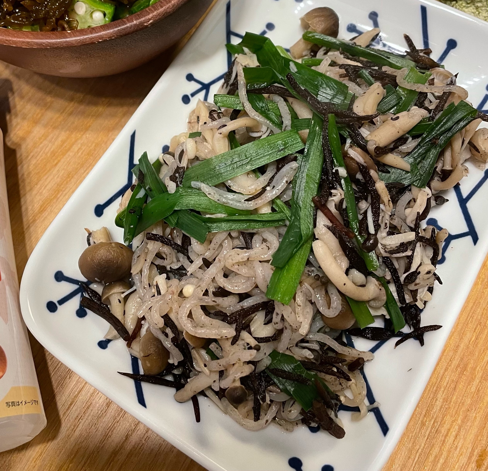 食物繊維たっぷりキノコとニラと糸蒟蒻の炒め物