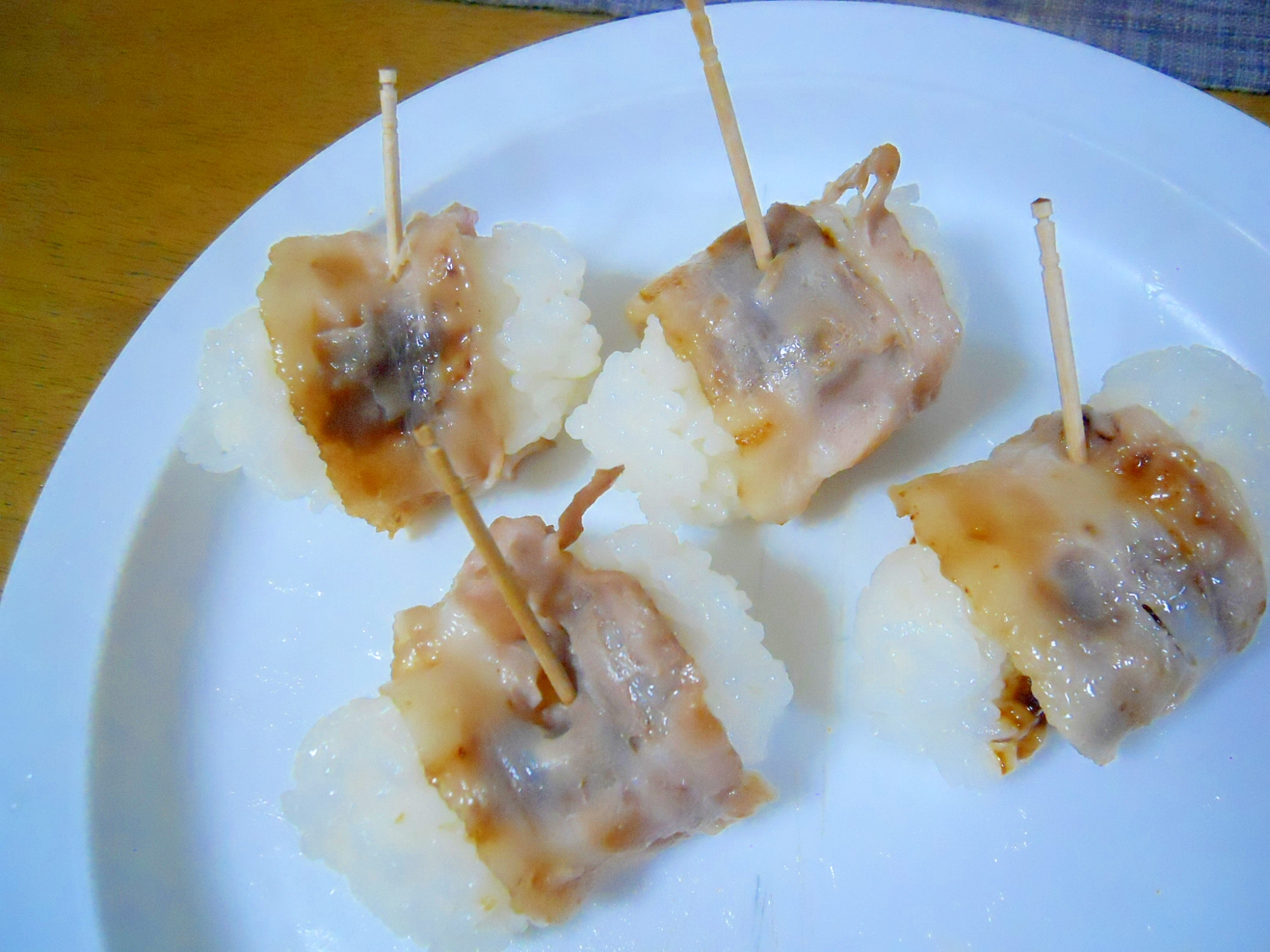 味噌味で♪　肉巻きミニおにぎり