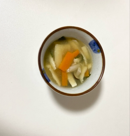 にんじん・キャベツ・カリフラワー・油揚げの味噌汁