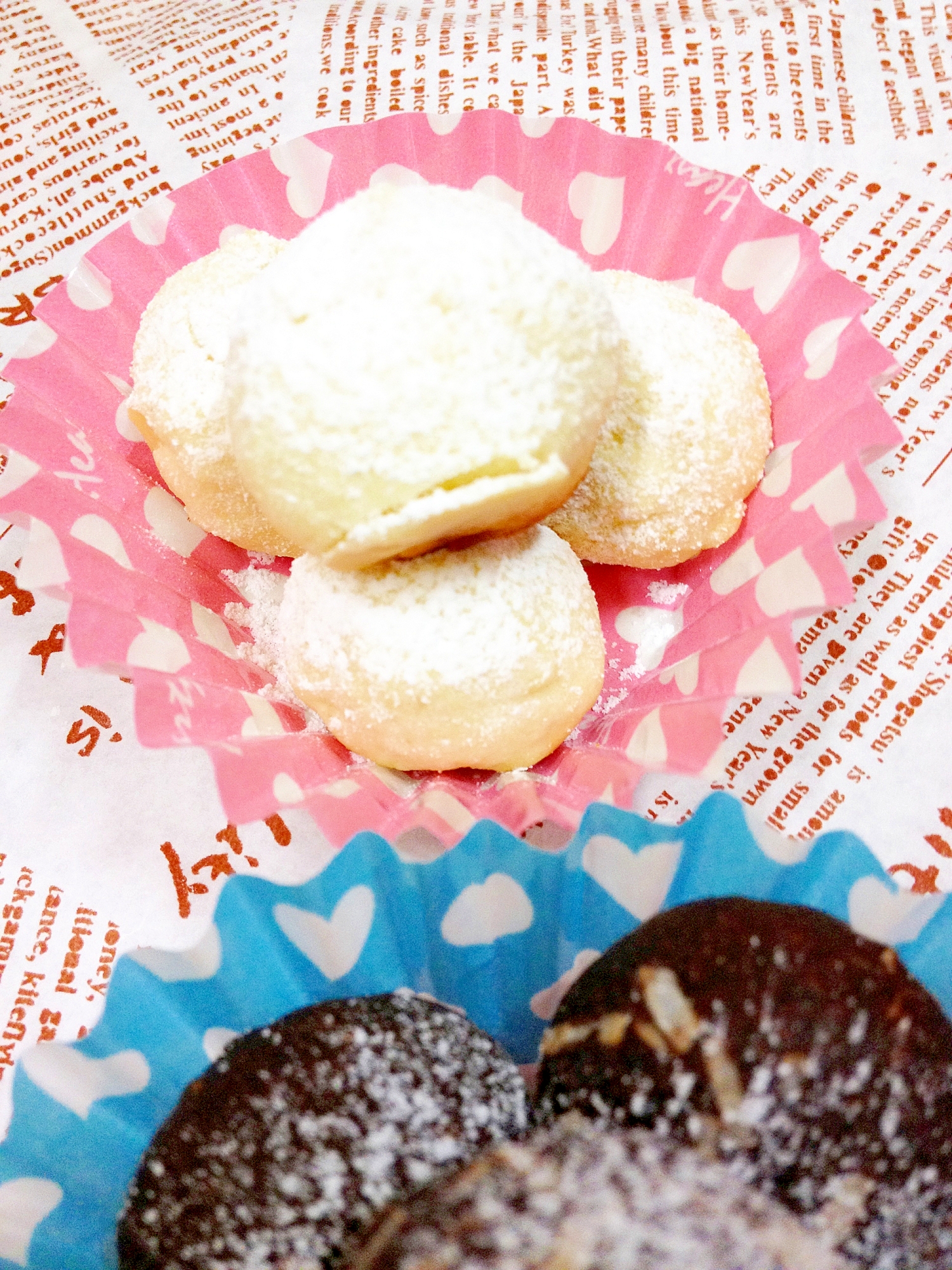 ピンクのカップに入ったクリームチーズのスノーボールクッキー