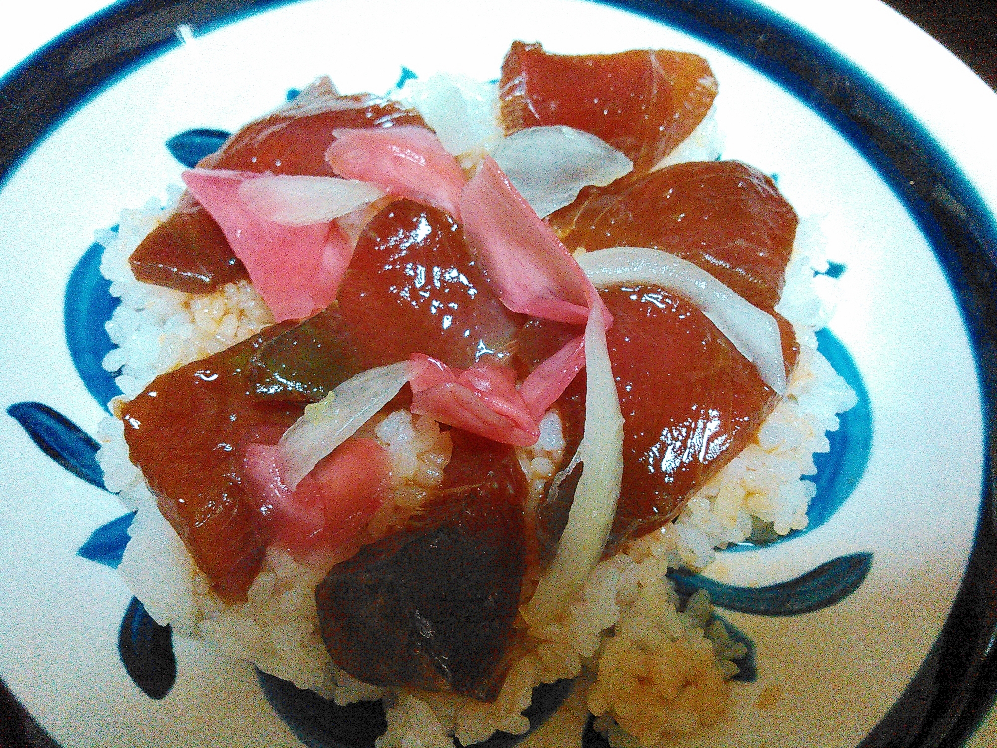 玉ねぎと紅しょうがのまぐろ漬け丼