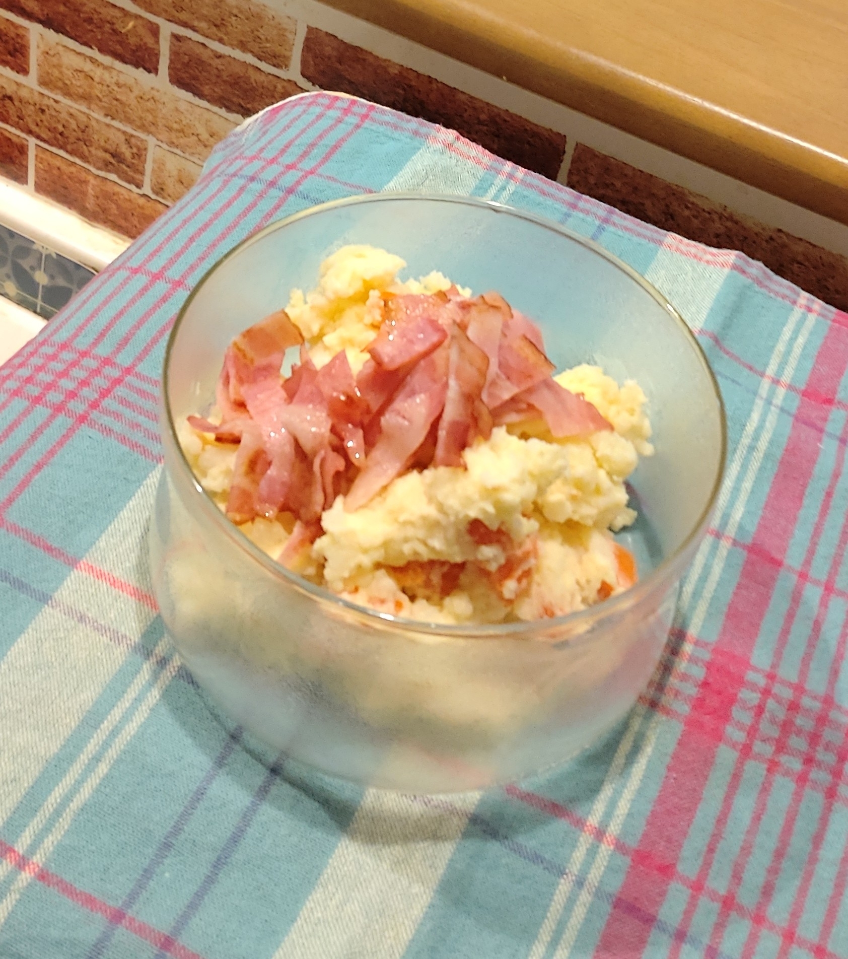 焼きベーコンと人参でポテトサラダ