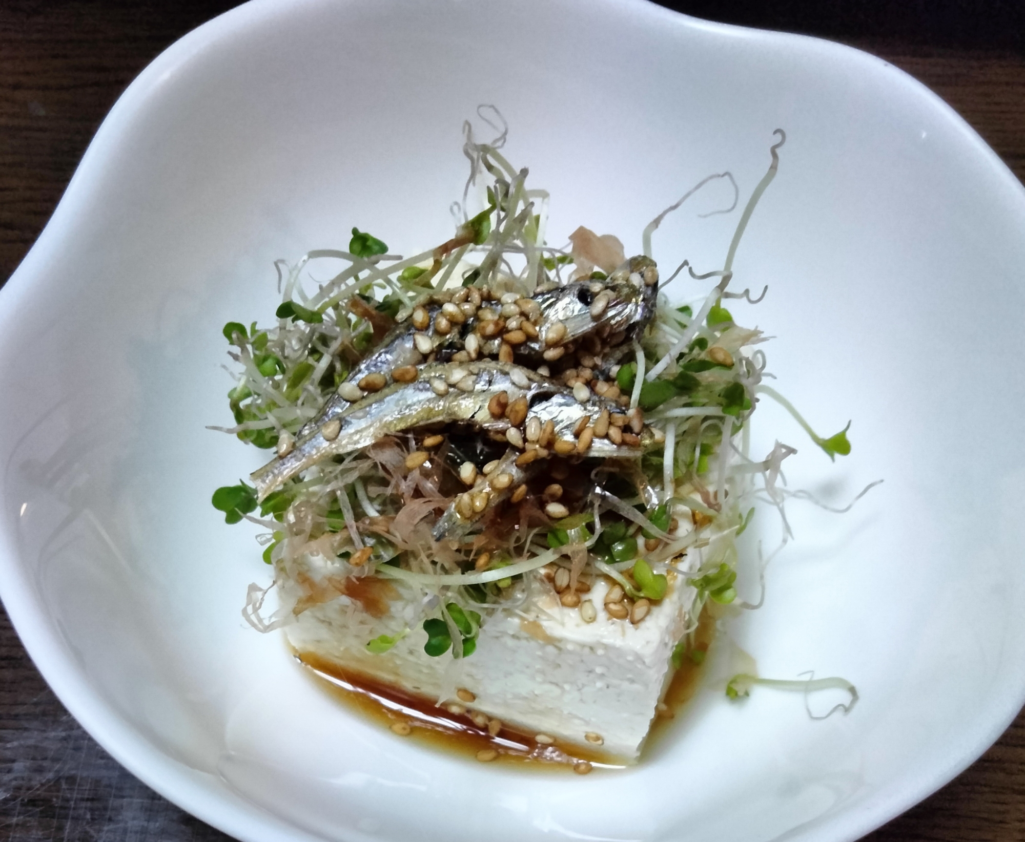 冷奴アレンジ スプラウト鰹節ごまごま小魚のせて