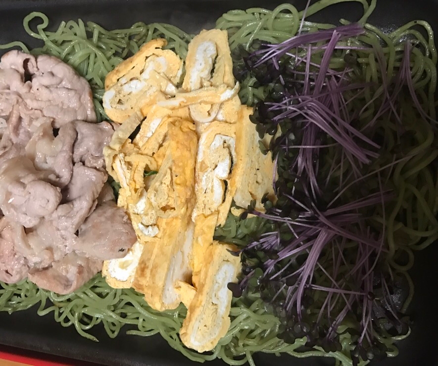 卵焼きと豚肉、紫キャベツスプラウトの瓦蕎麦風