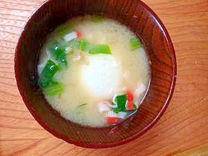 卵と小松菜、カニカマの味噌汁