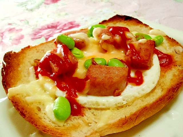 ❤目玉焼きとスパムと枝豆のにんにくトースト❤