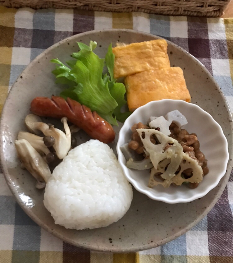 白だしむすびと粉チーズレンコンの納豆和えの朝ごはん