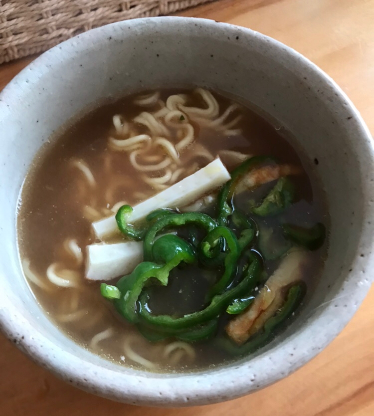 ピーマンとちくわのごま油炒めのせ味噌ラーメン