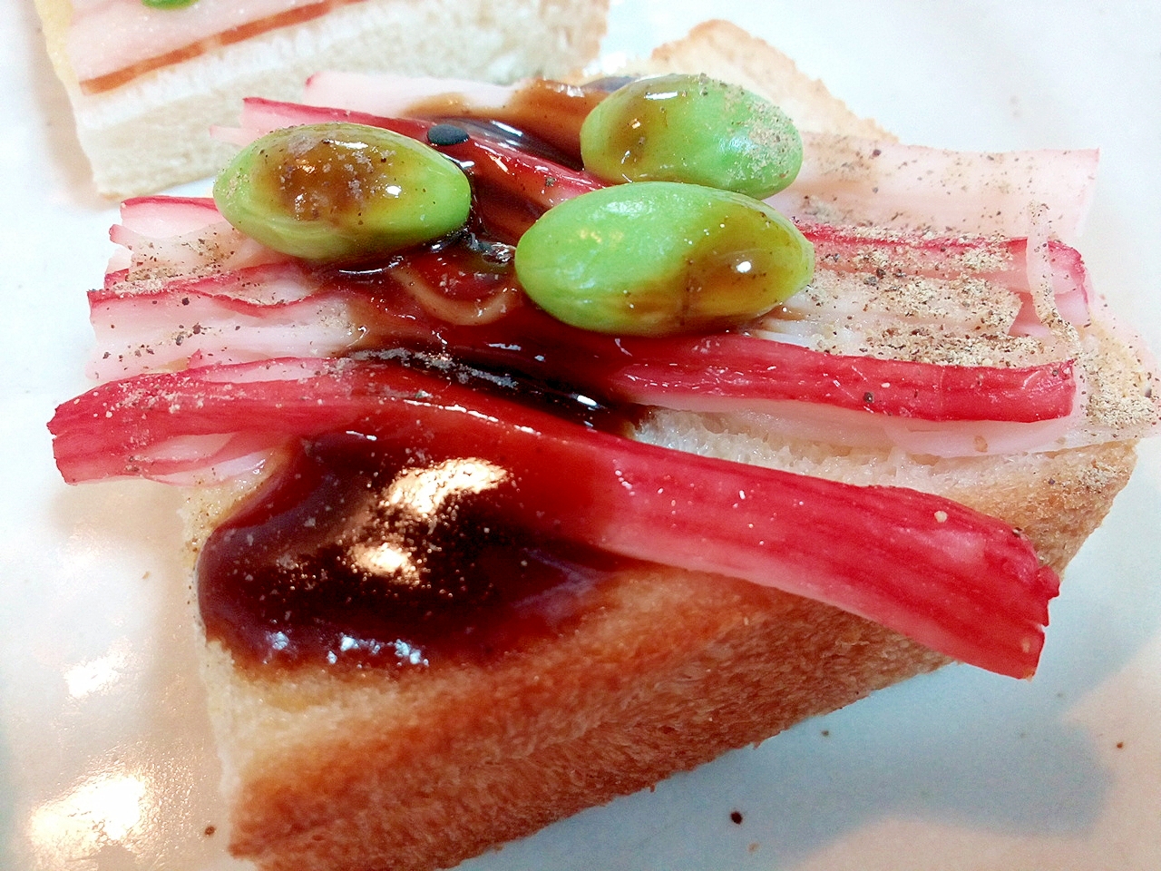 お好みソースで　かにかまと枝豆のミニトースト