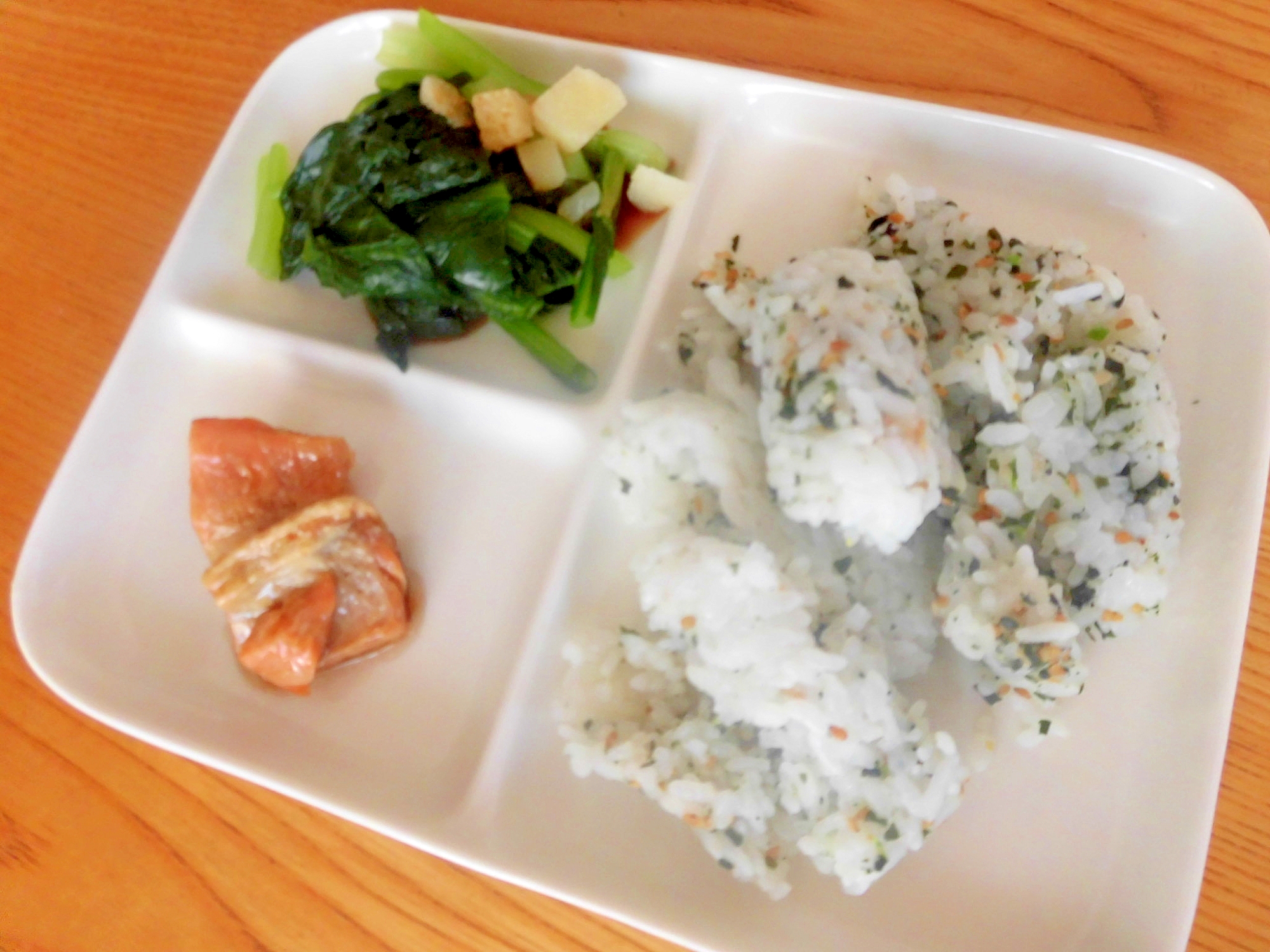鮭と小松菜数の子ポン酢としらす御飯ランチプレート