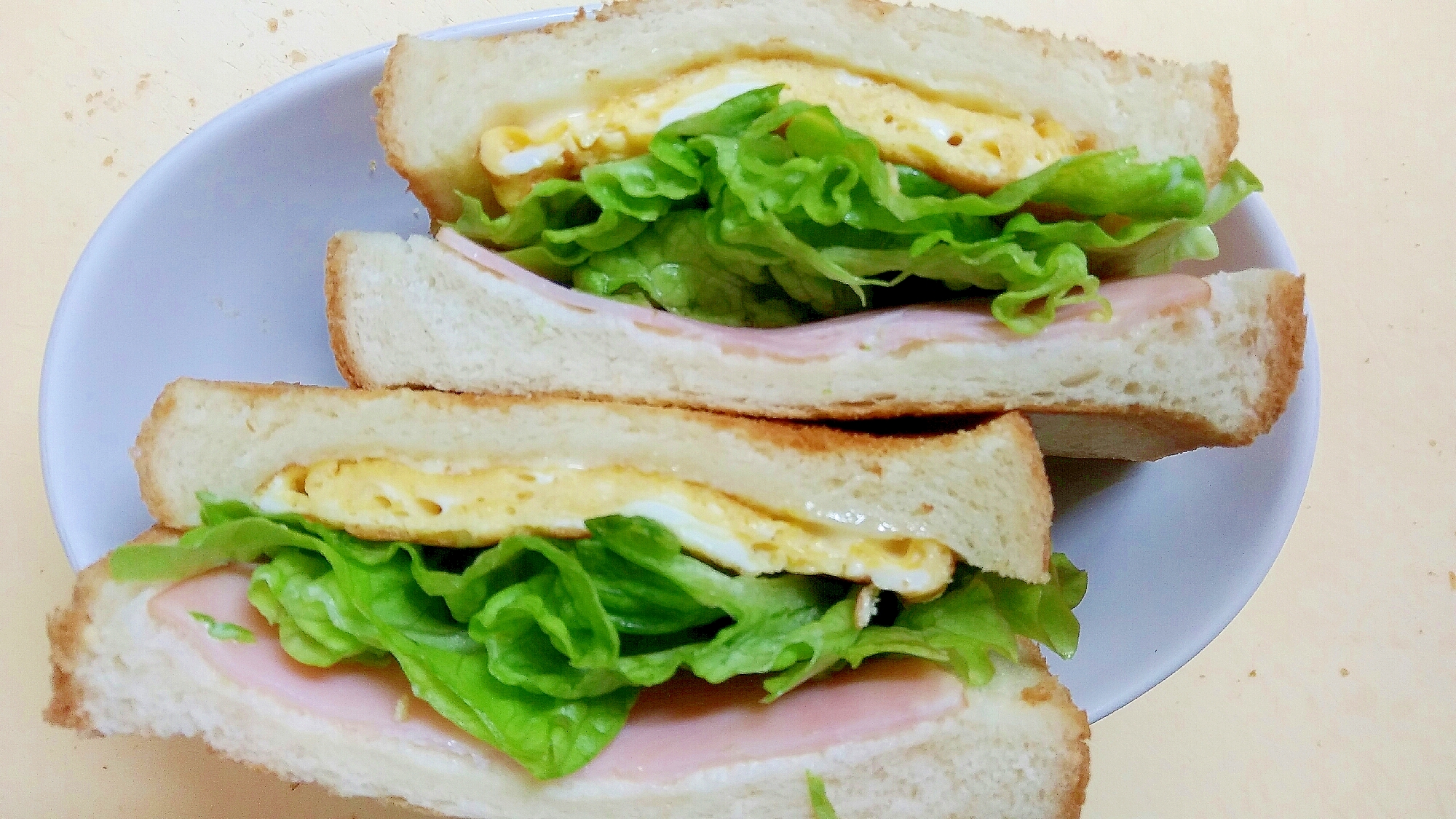 卵焼きとレタスとハムのホットサンド