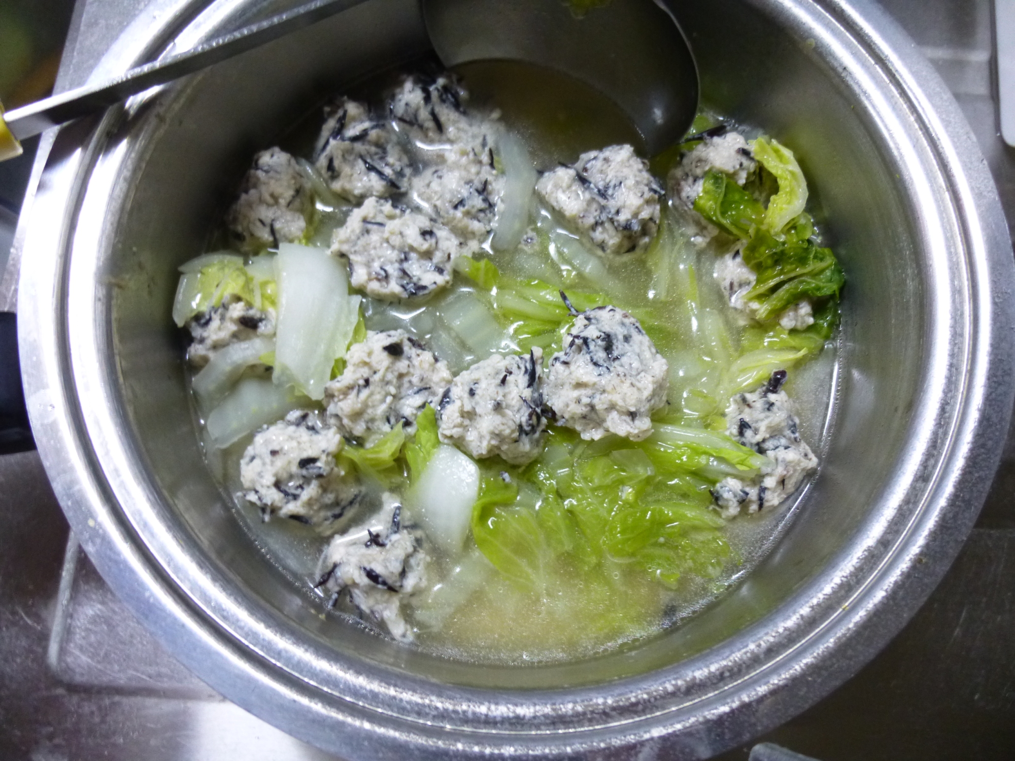 豆腐とひじきの鶏団子入り白菜スープ