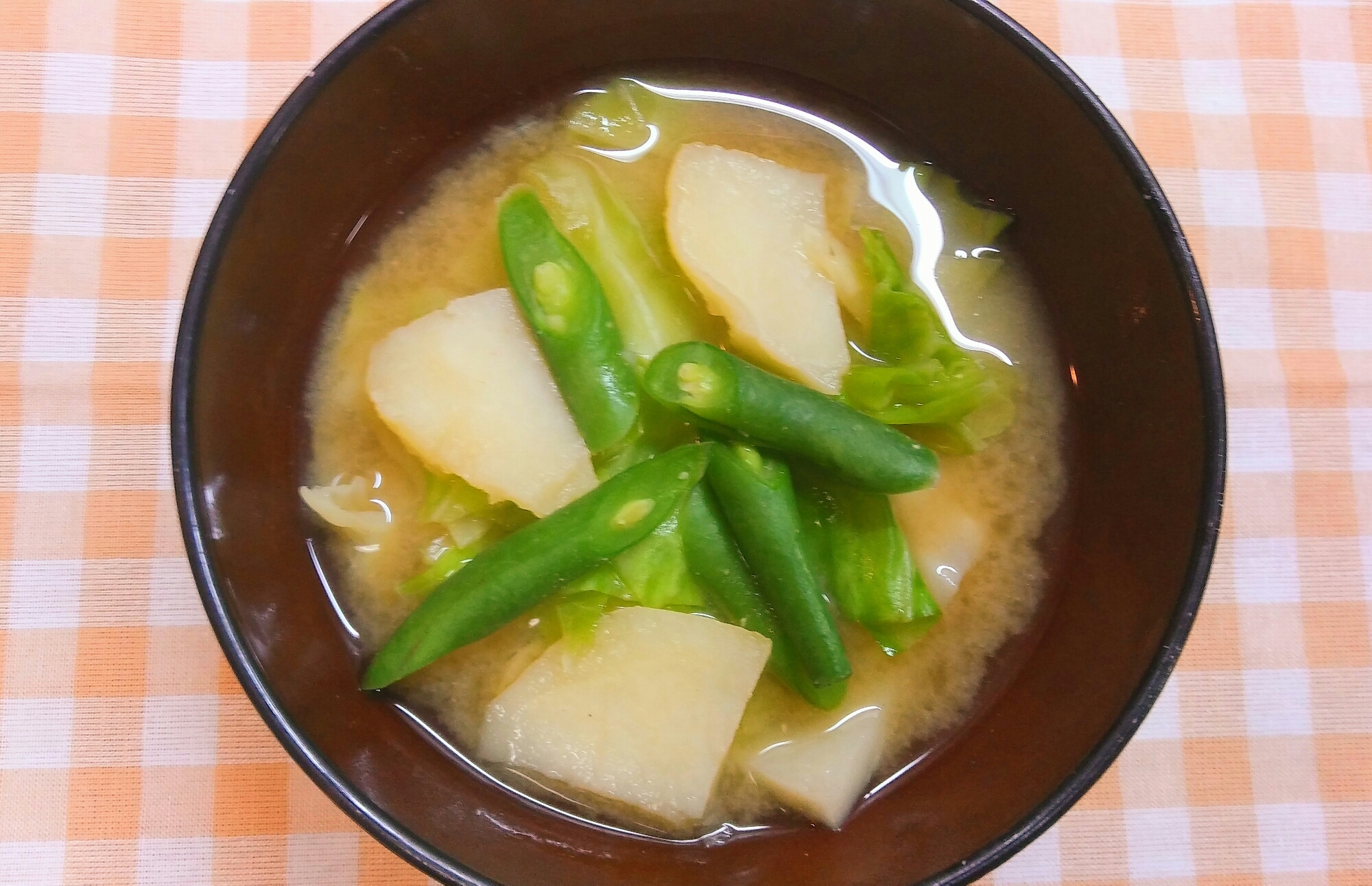 いんげん豆とジャガイモとキャベツの味噌汁