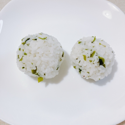 混ぜ込みわかめおにぎり唐揚げセット