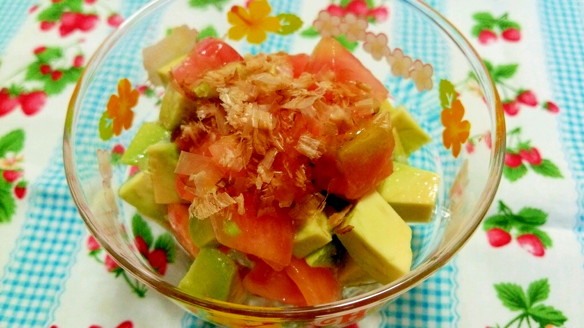 トマトとアボカドのシンプルなサラダ