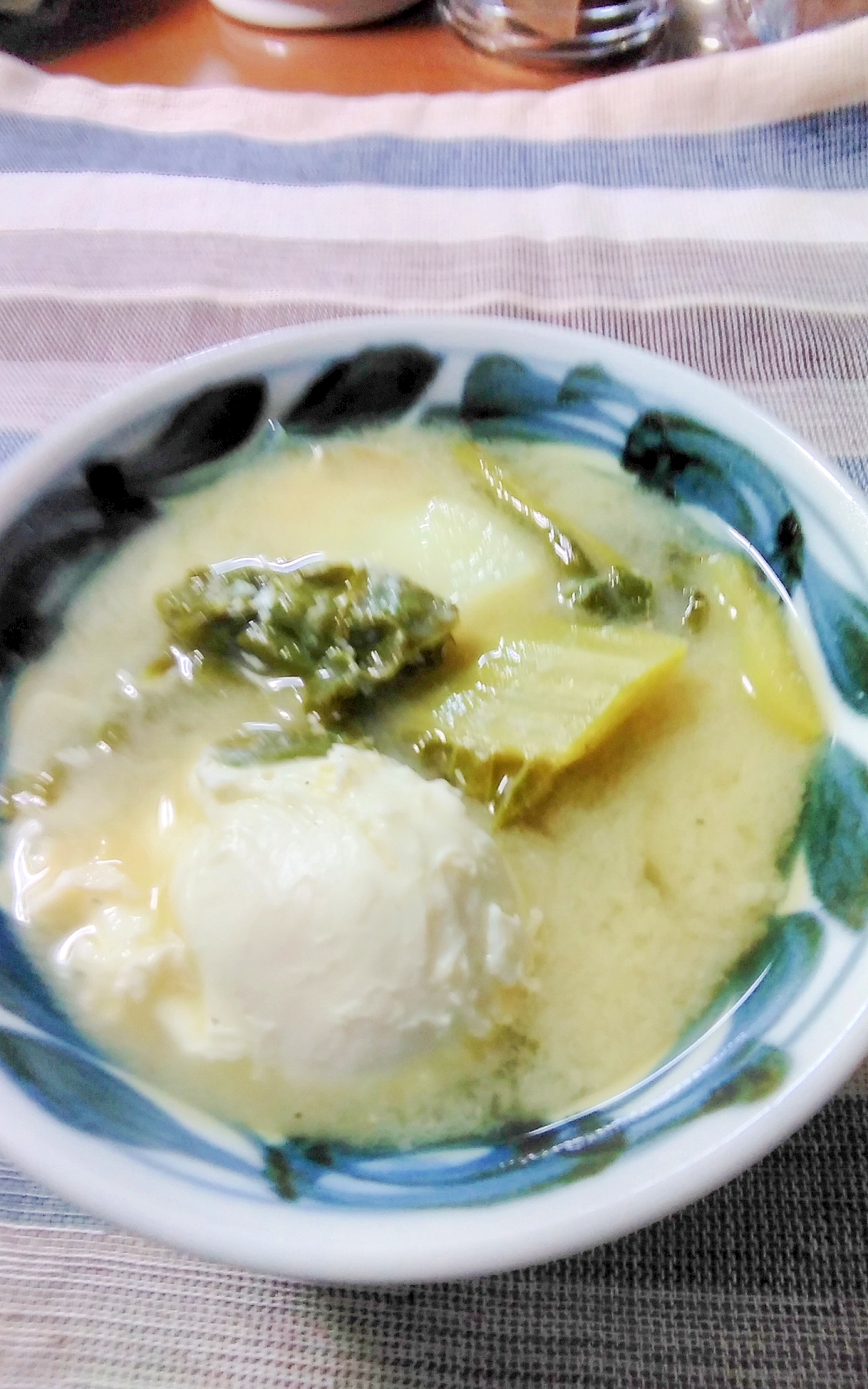 我が家のかつお菜と落とし卵のお味噌汁