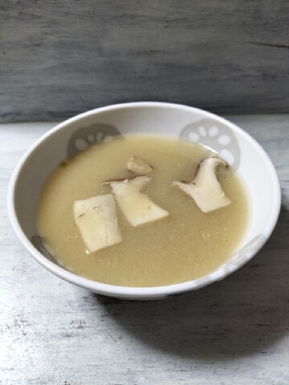 きょうはこちら♬例のmimiさんレシピで冷凍保存してたエリンギでお味噌汁作ってみました✨ほっこり美味しいお味噌汁レシピ感謝です(⁠◕⁠ᴗ⁠◕⁠✿⁠)