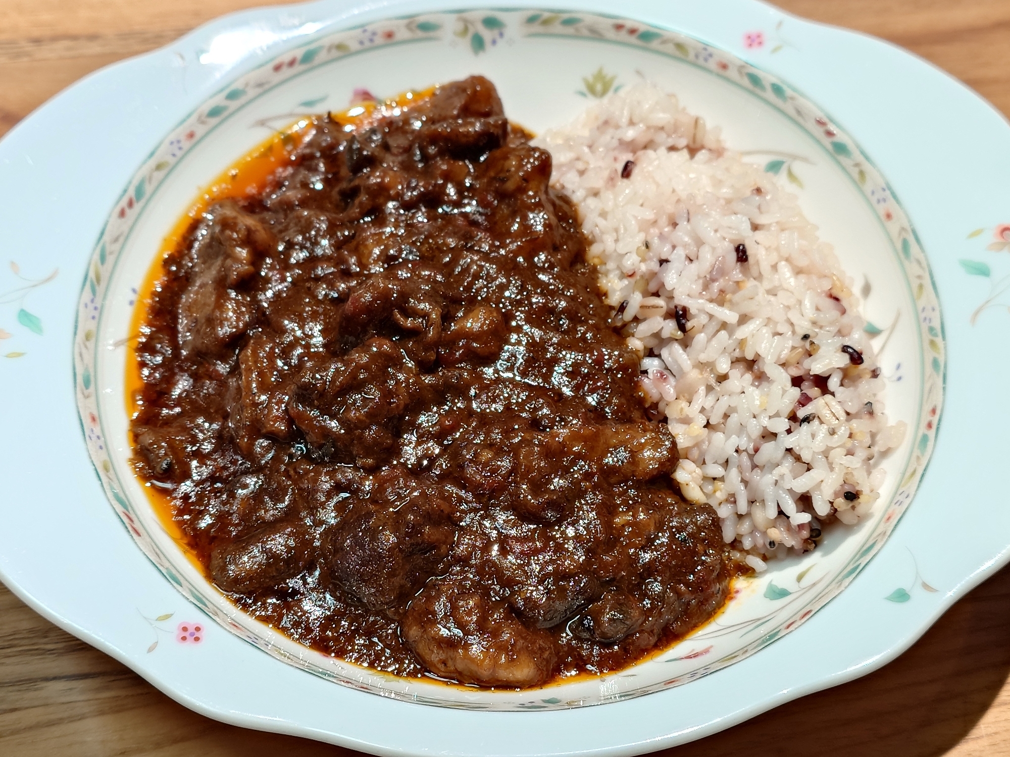 本気の牛すじ欧風カレー！スパイス✕旨味爆弾投入！