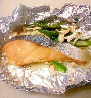 オーブンで簡単☆鮭と野菜、キノコのホイル焼き