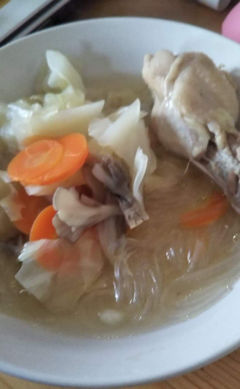 つるつる！鶏手羽元と野菜の葛切りスープ